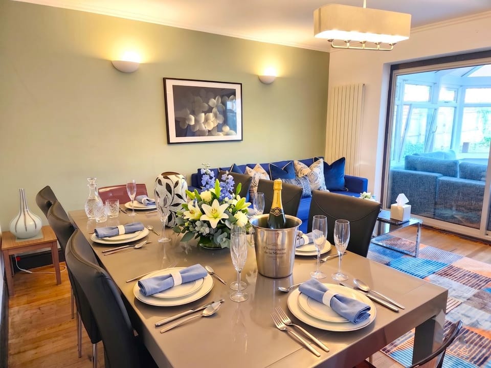 Living room, Seating area, Dining area