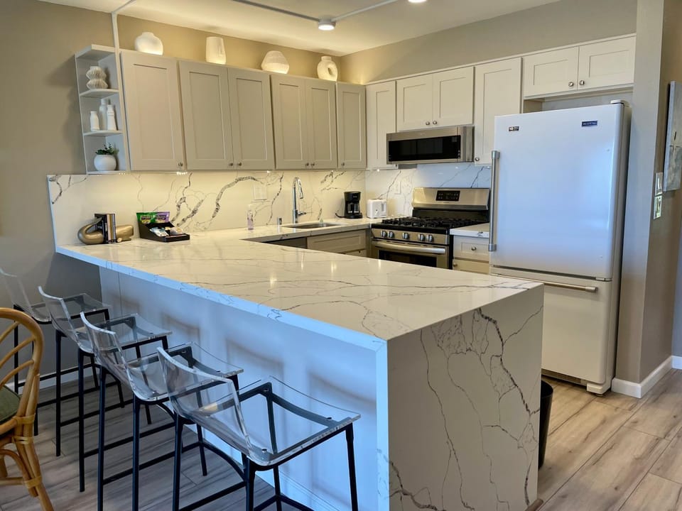 Kitchen or kitchenette, Seating area, dishwasher, oven, stove, toaster