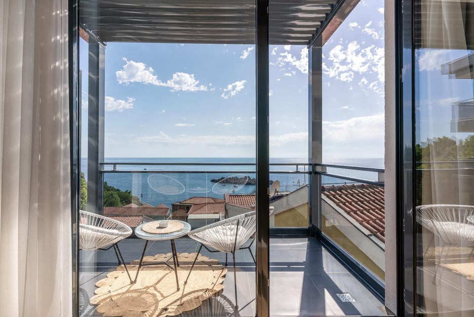 View (from property/room), Balcony/Terrace, Seating area, Sea view