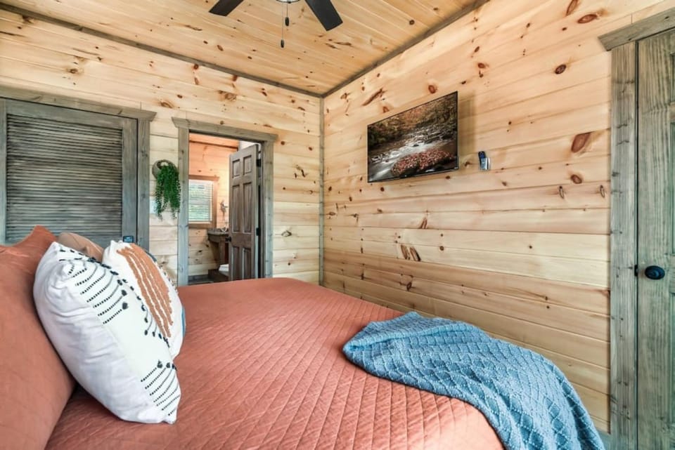 Bed, TV and multimedia, Photo of the whole room, Bedroom