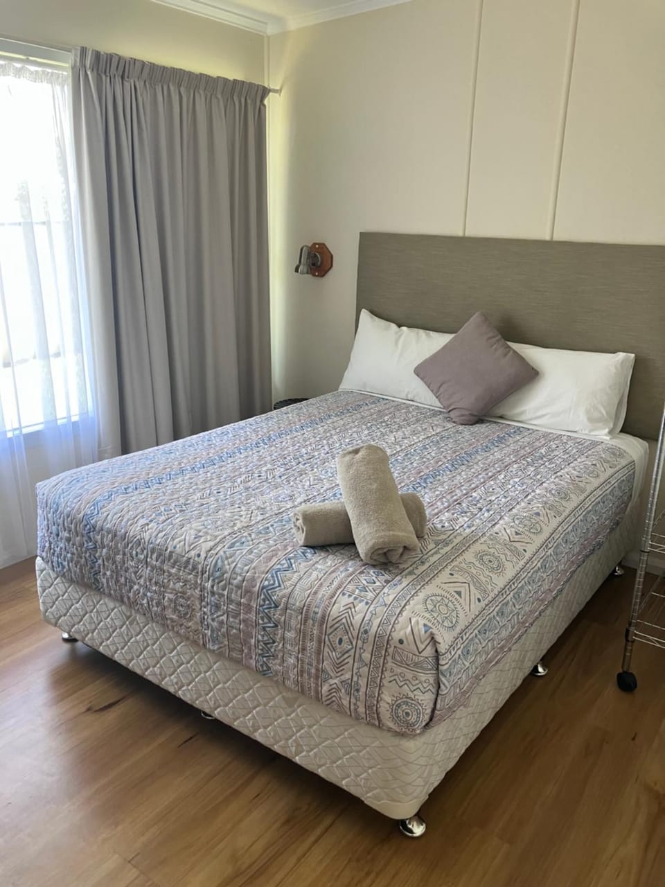 Bed, towels