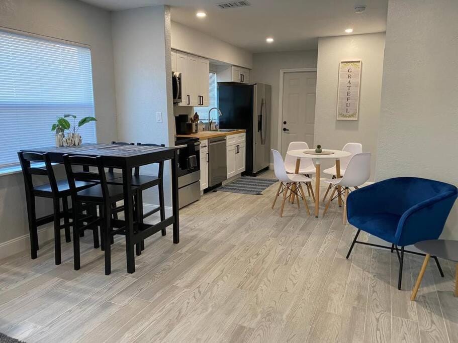Kitchen or kitchenette, Seating area, Dining area