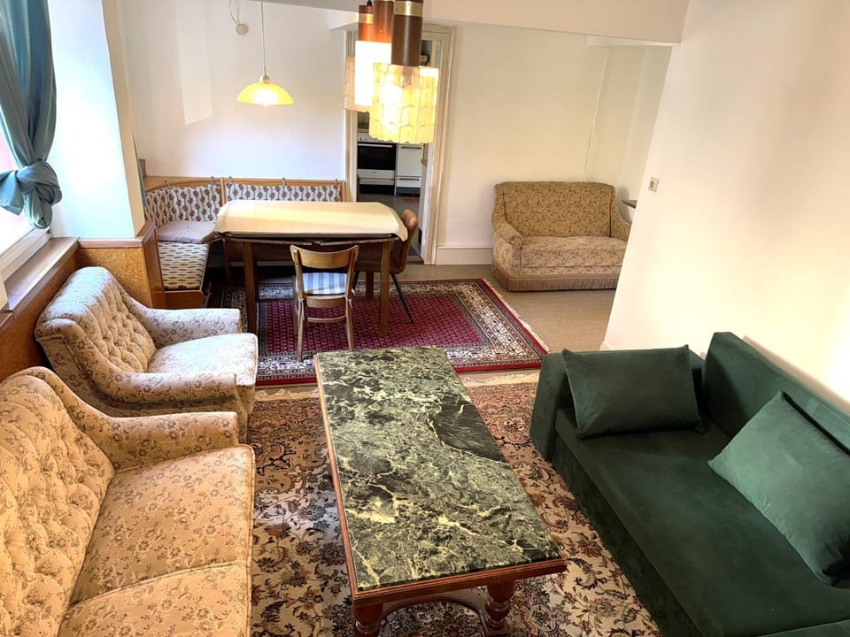 3 Floor XXL House, 7 Rooms, 2 Kitchen, 15 Minutes to Frankfurt, Washing Machine Apartment in Rhineland-Palatinate