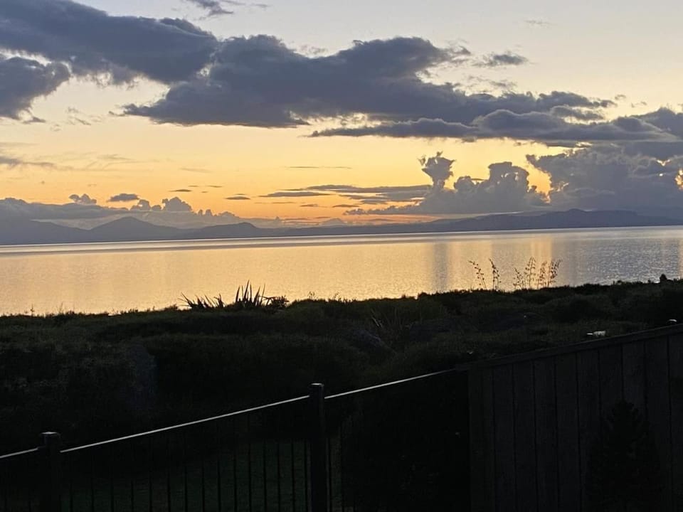 New, luxurious and a short stroll to the lake Apartment in Taupo