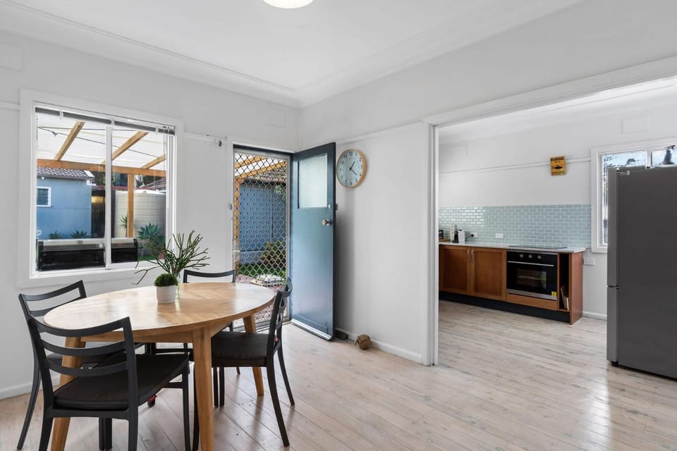 Cute Beach Escape 50m to Wamberal Beach Apartment in Terrigal