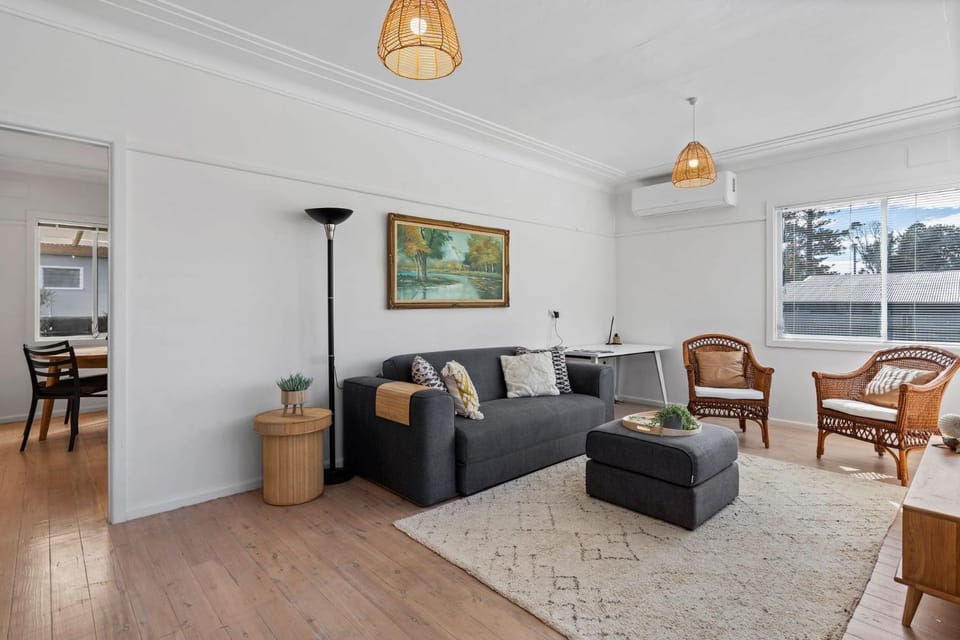 Cute Beach Escape 50m to Wamberal Beach Apartment in Terrigal