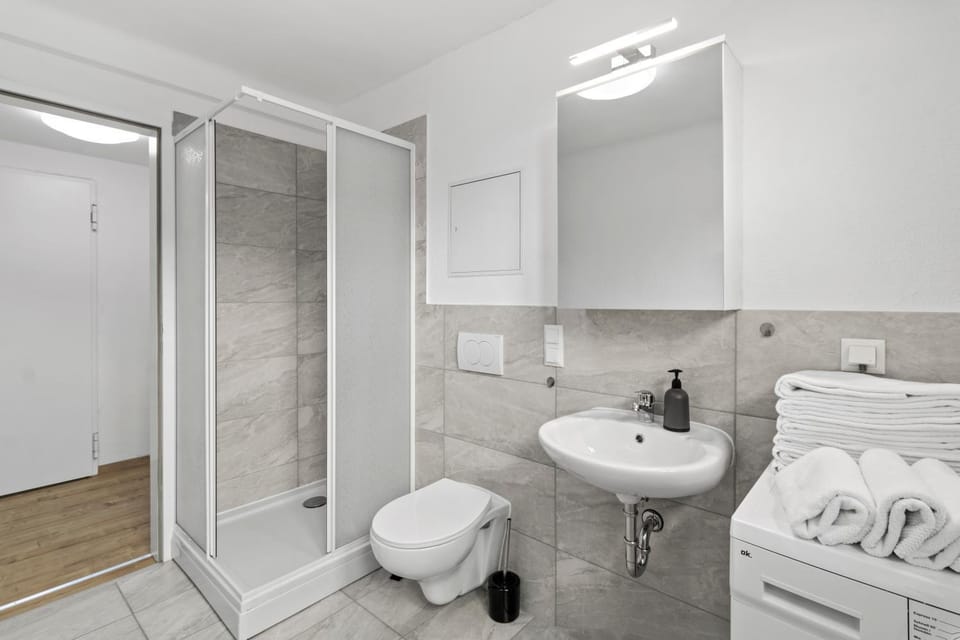 Shower, Toilet, Bathroom, towels