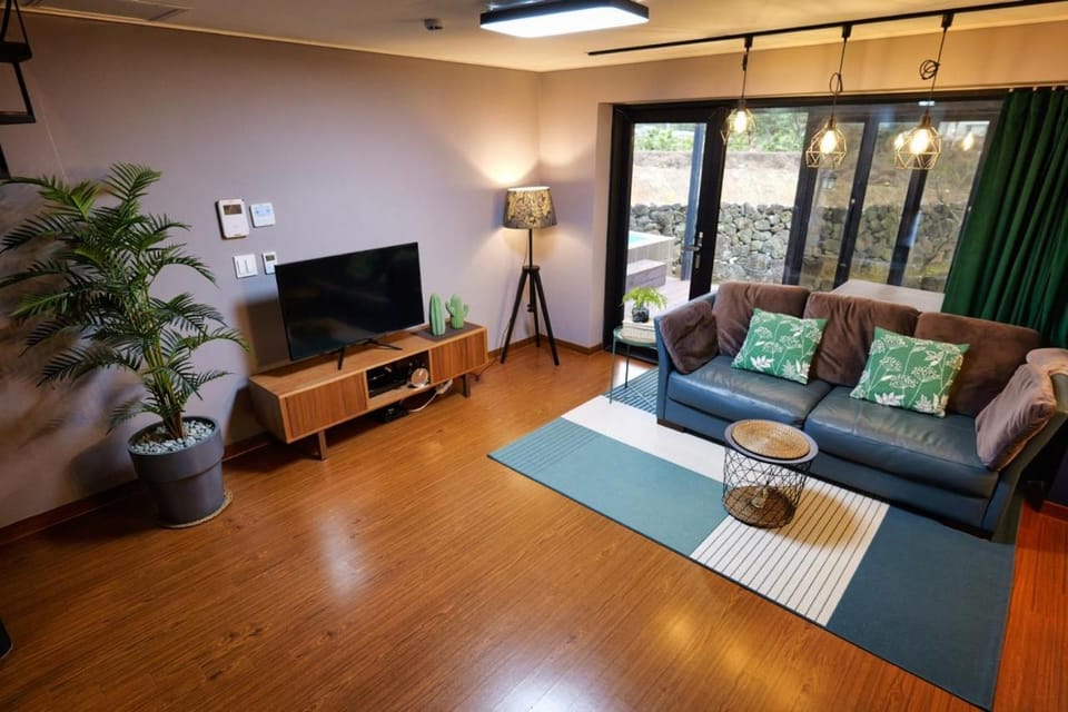 TV and multimedia, Living room, Evening entertainment