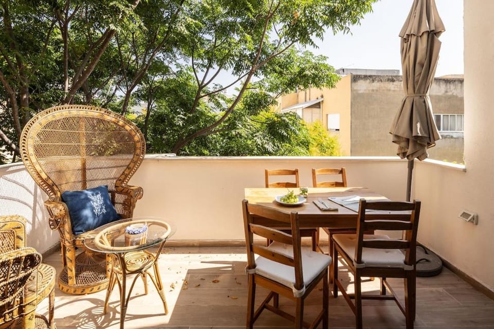 Rustic Charm Hideaway Balcony Oasis by SeaNRent Apartment in Tel Aviv-Yafo