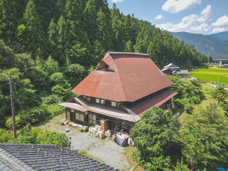 1日1組限定 体験古民家宿"晴れのち もっと晴れ"-自給自足を営む若夫婦がセルフビルドした築140年の宿- 平飼い卵の収穫と五右衛門風呂体験付き Vacation rental in Japan