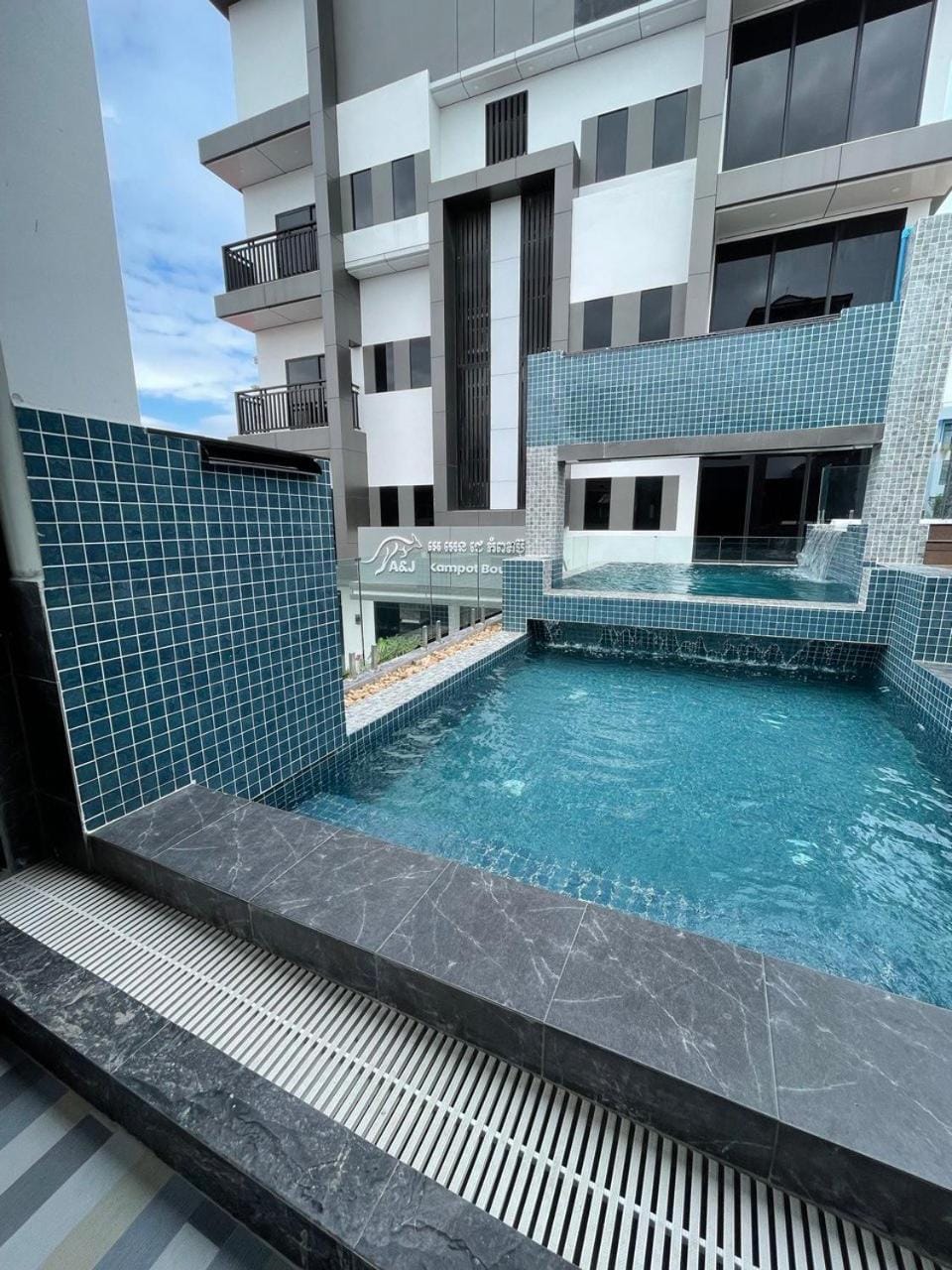 Property building, Day, Pool view, Swimming pool