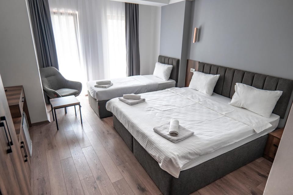 Bed, TV and multimedia, Seating area, Bedroom, internet, room service, towels