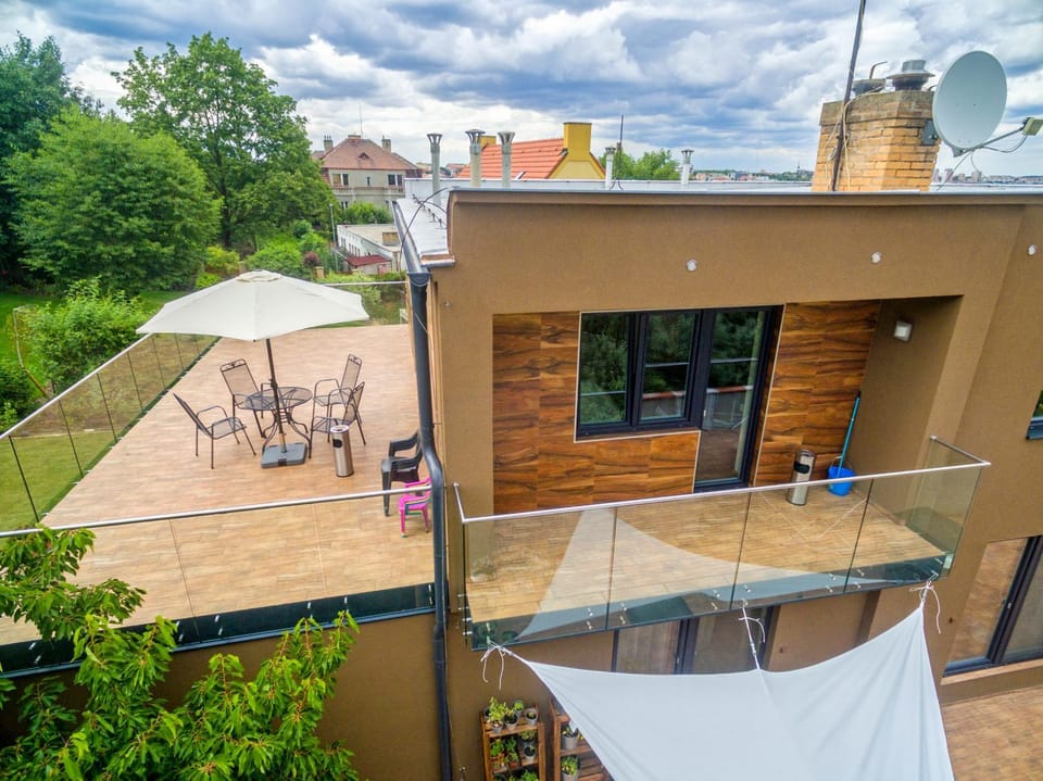 Property building, Day, Balcony/Terrace