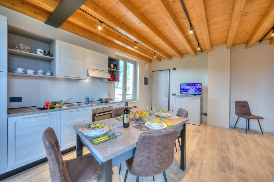 TV and multimedia, Kitchen or kitchenette, Seating area