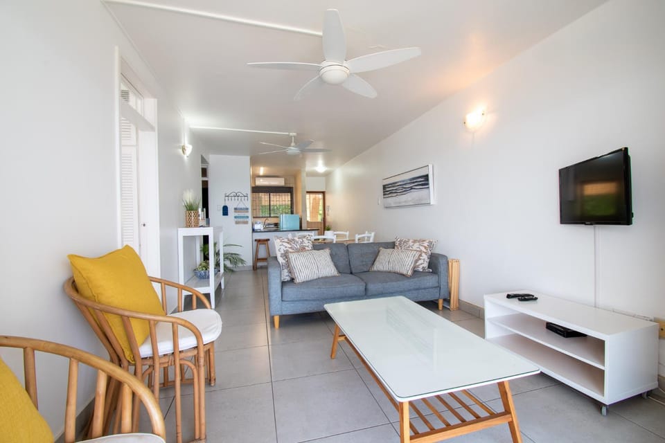 Communal lounge/ TV room, TV and multimedia, Kitchen or kitchenette, Living room, Photo of the whole room, Seating area, Dining area, Bedroom, fireplace