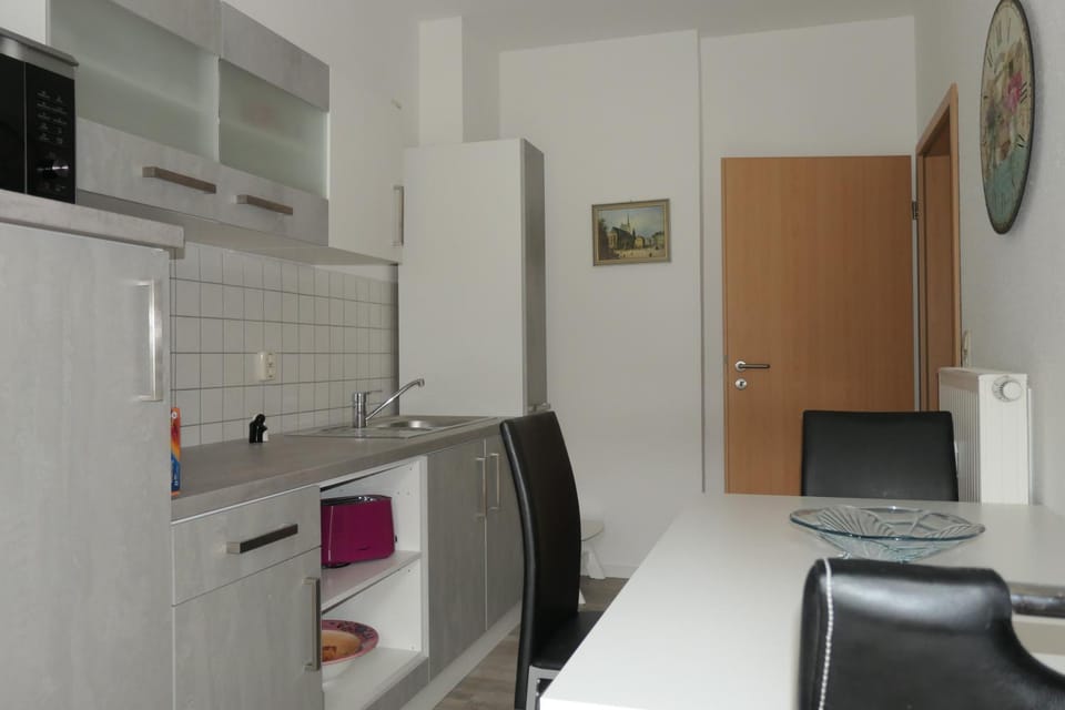 Kitchen or kitchenette, Dining area, minibar, pet friendly