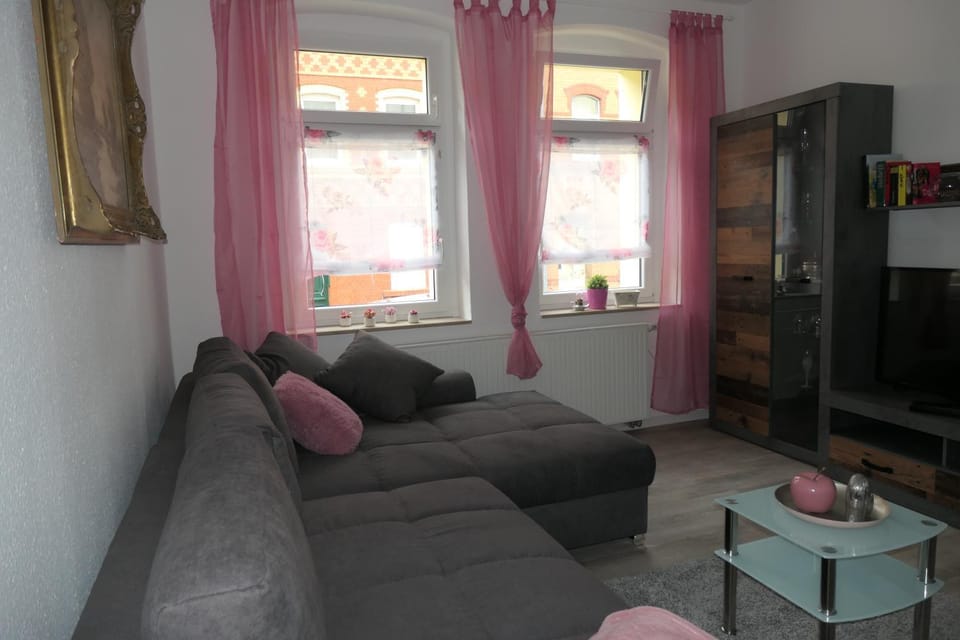 TV and multimedia, Living room, Seating area, Evening entertainment