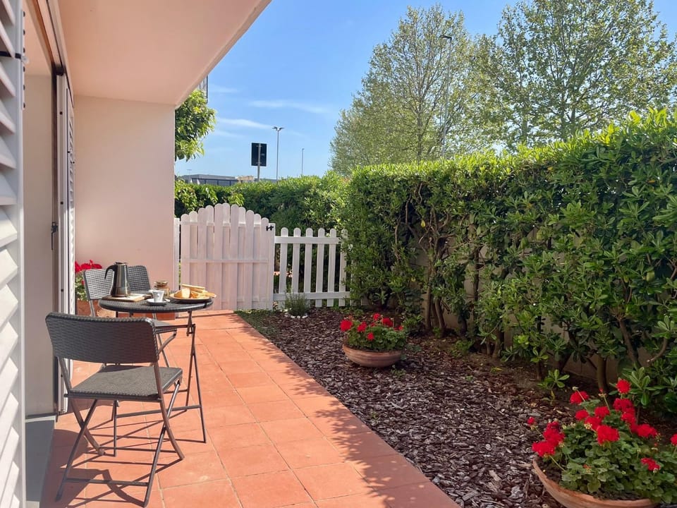Patio, Spring, Day, Garden, Balcony/Terrace, Dining area, Pets, Garden view