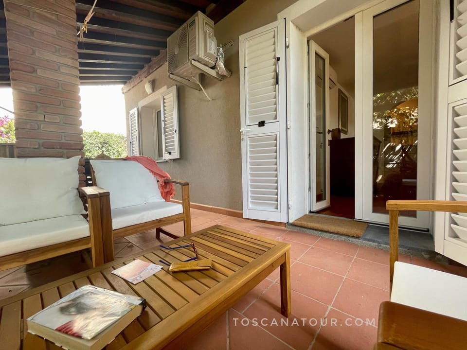 Patio, Garden, Balcony/Terrace, Living room, Seating area, Pets, air conditioner