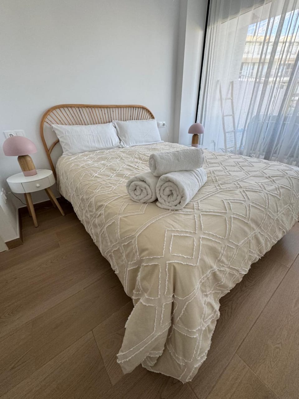 Bed, Bedroom, towels