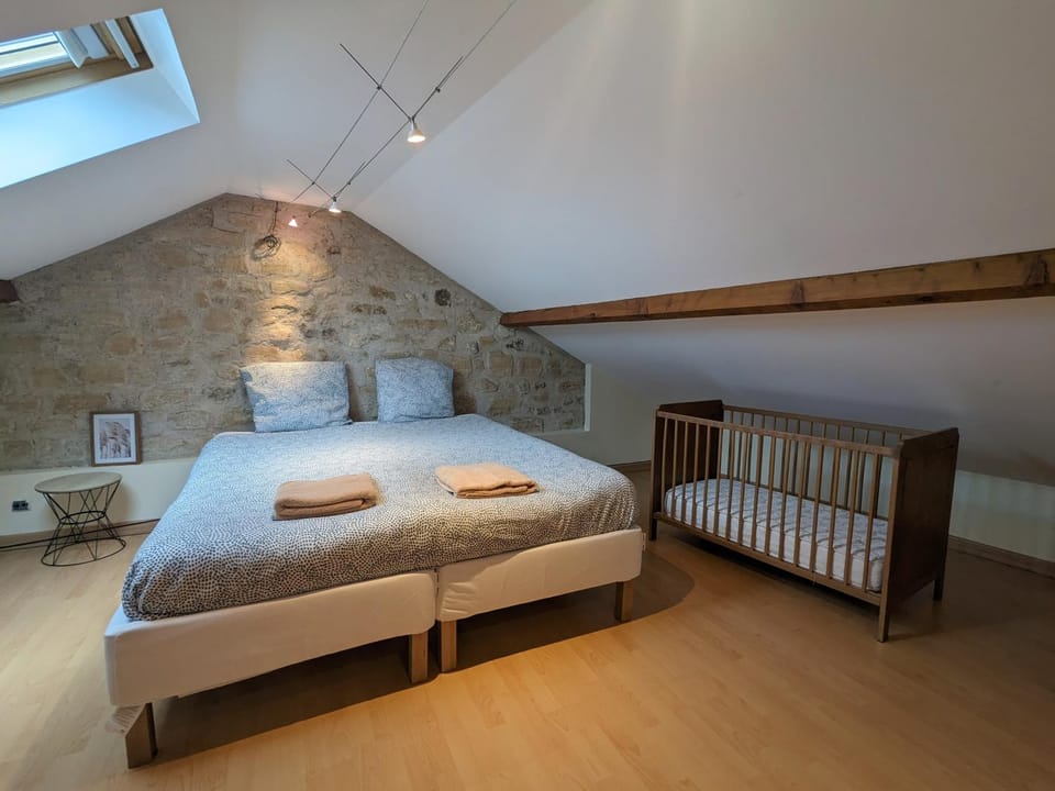 Bed, Photo of the whole room, Bedroom