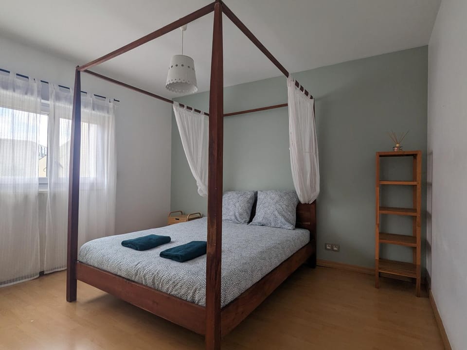 Bed, Photo of the whole room, Bedroom, towels