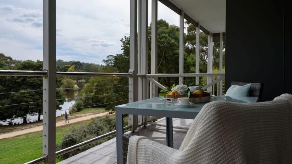 Lakeside Suite 1 - Lake View & Spa Bath Apartment in Daylesford