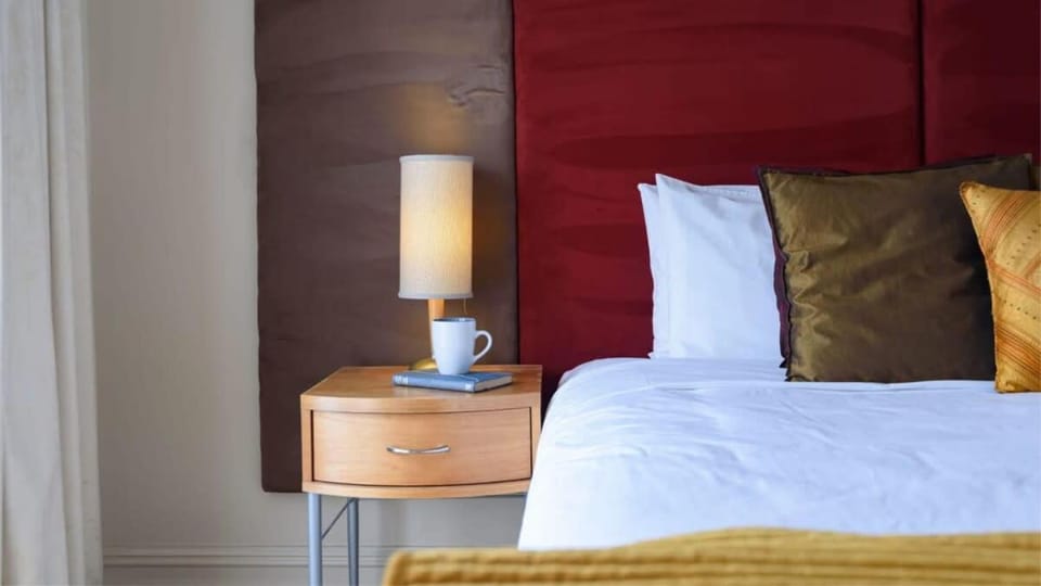 Lakeside Suite 1 - Lake View & Spa Bath Apartment in Daylesford