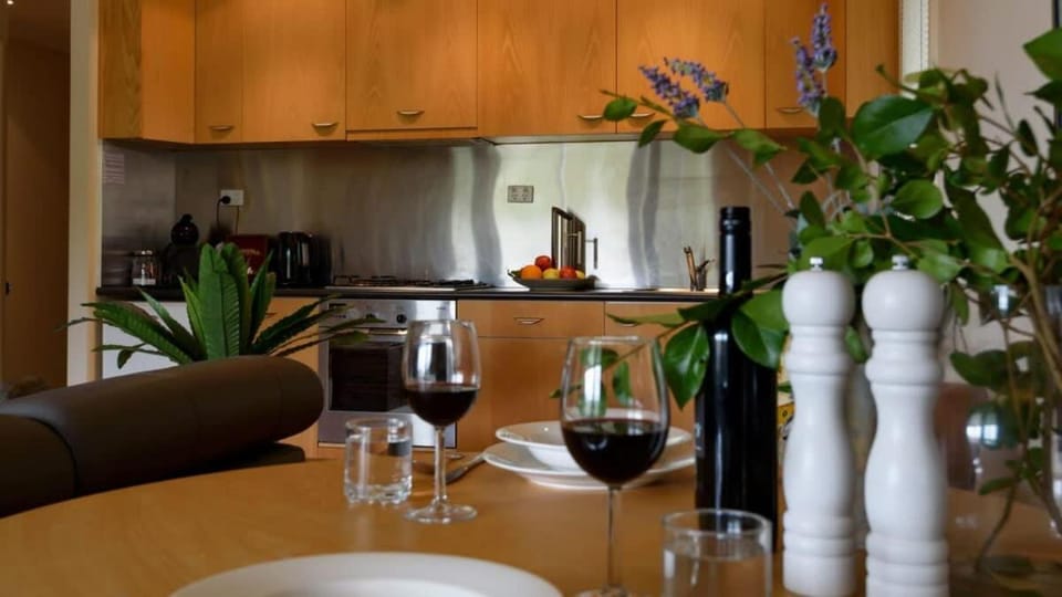 Lakeside Suite 1 - Lake View & Spa Bath Apartment in Daylesford