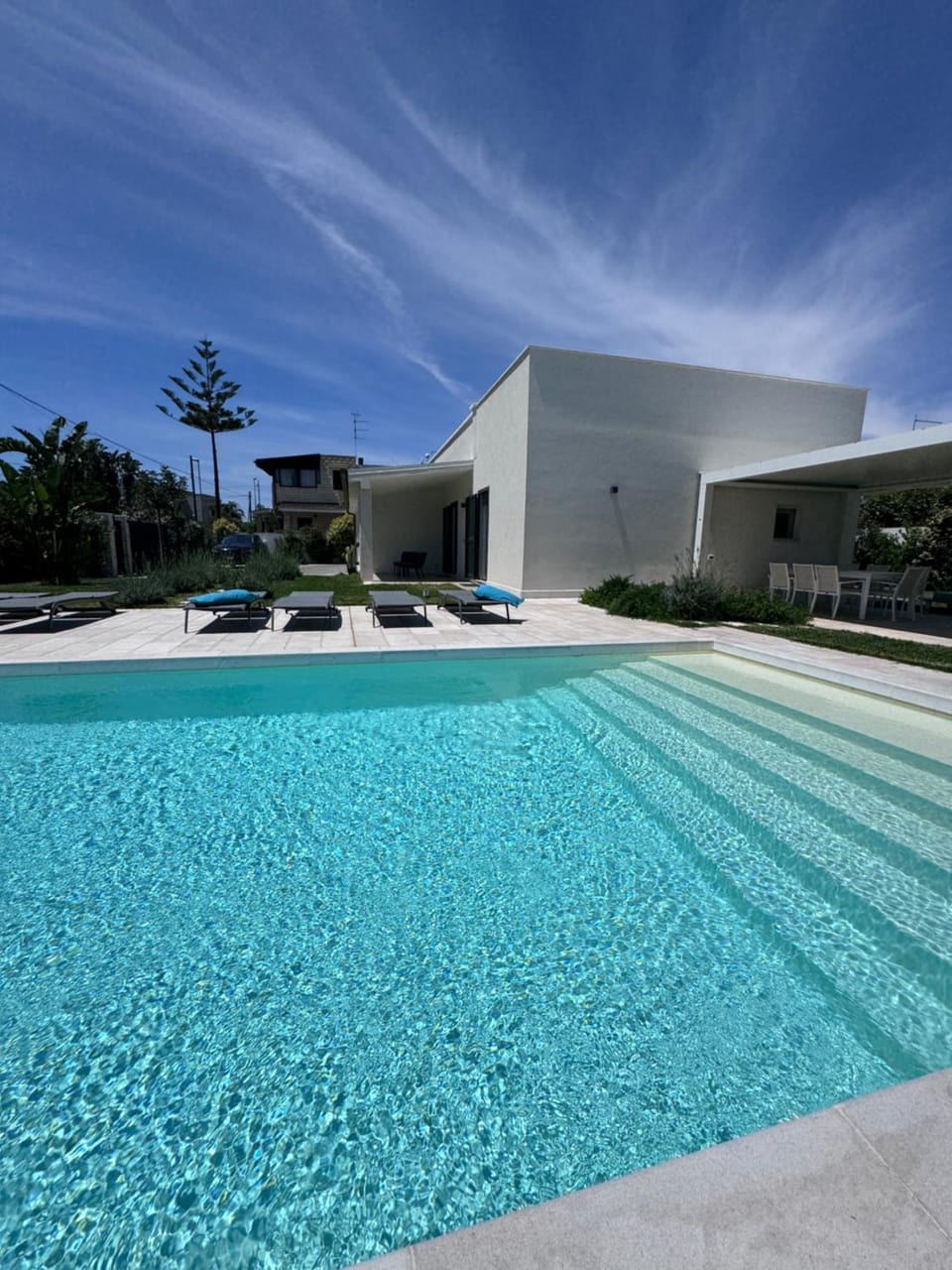Property building, Day, Pool view, Swimming pool, sunbed