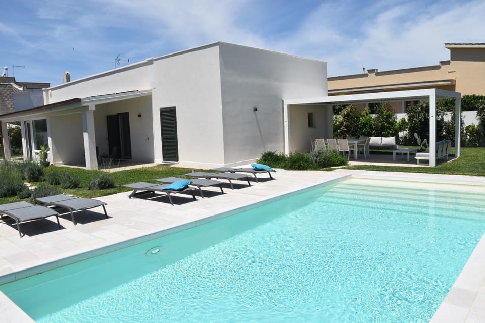 Property building, Patio, Day, Garden, Garden view, Pool view, Swimming pool, sunbed