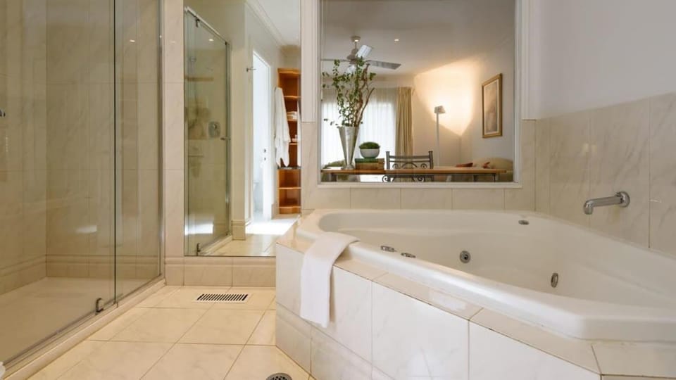Lakeside Suite 2 - Lake View & Spa Bath Apartment in Daylesford