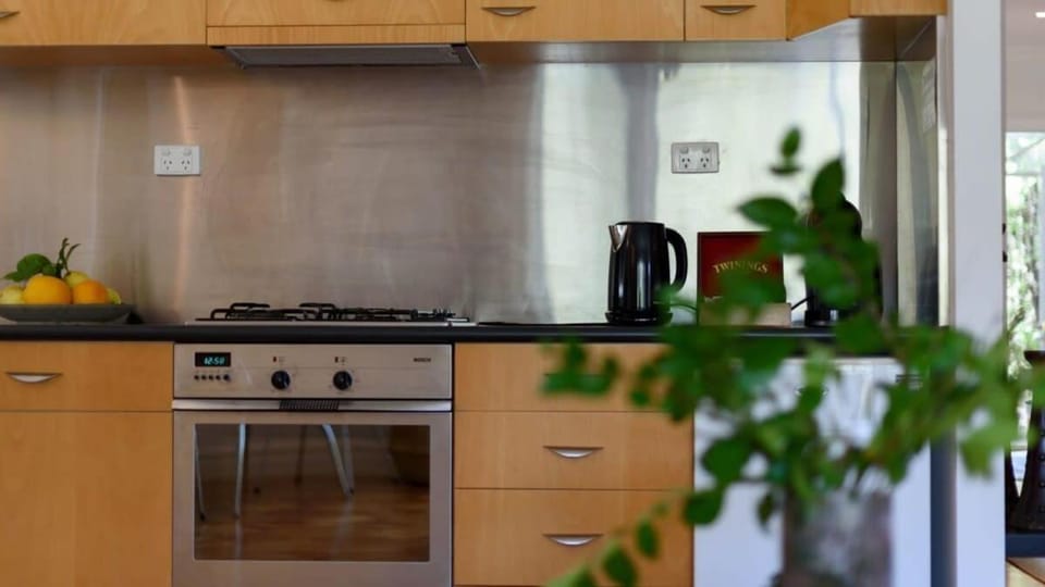 Lakeside Suite 2 - Lake View & Spa Bath Apartment in Daylesford