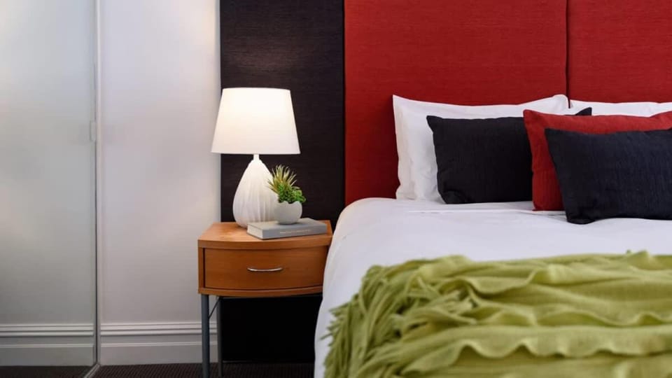 Lakeside Suite 2 - Lake View & Spa Bath Apartment in Daylesford