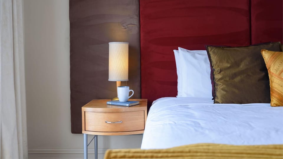 Lakeside Suite 3 - Lake View & Spa Bath Apartment in Daylesford