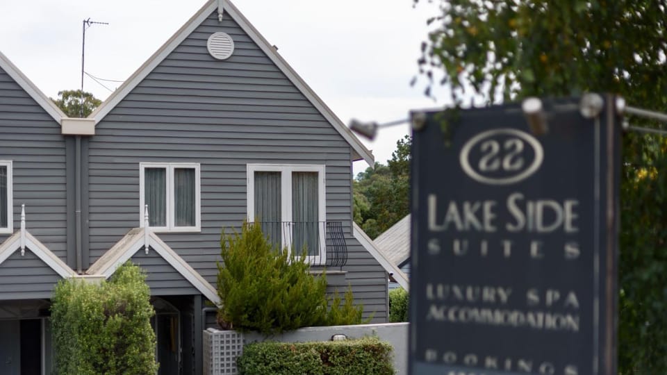Lakeside Suite 3 - Lake View & Spa Bath Apartment in Daylesford