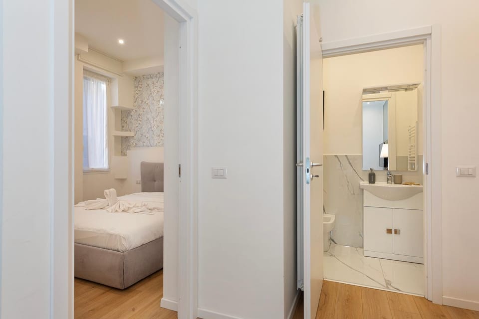 Toilet, Bed, Bathroom, Photo of the whole room, Bedroom, Bath, towels