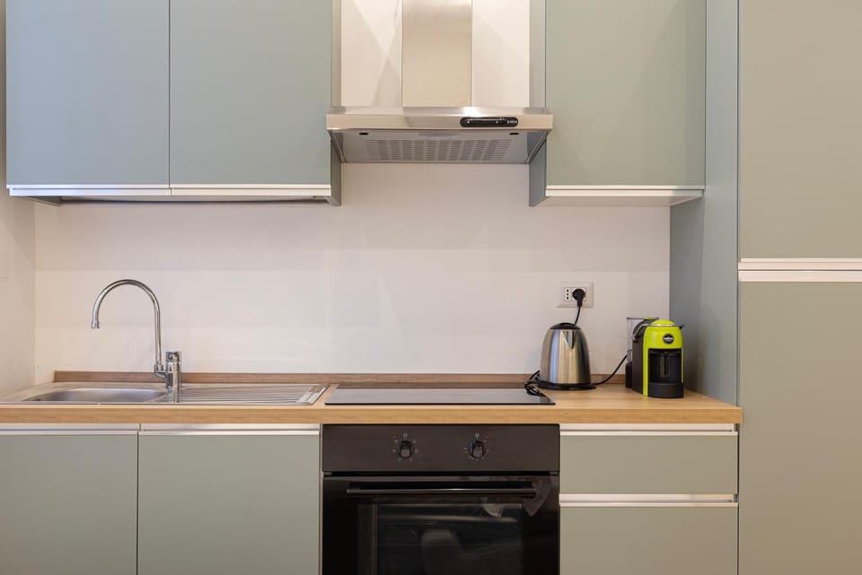 Coffee/tea facilities, Kitchen or kitchenette, stove, toaster