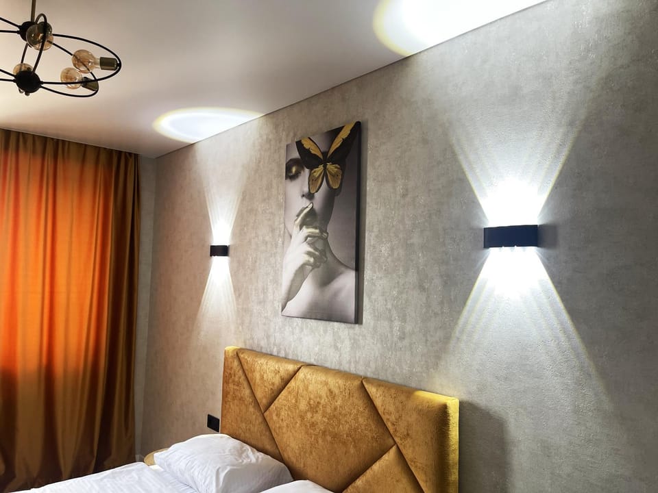 Bed, Photo of the whole room, Seating area, Bedroom