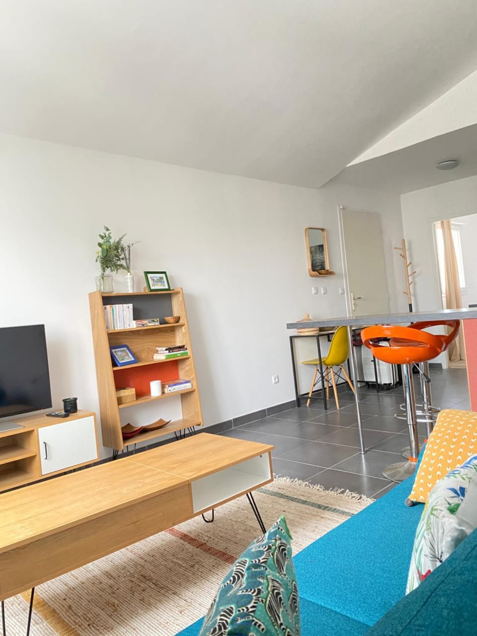 Communal lounge/ TV room, TV and multimedia, Living room, Seating area, hair dresser