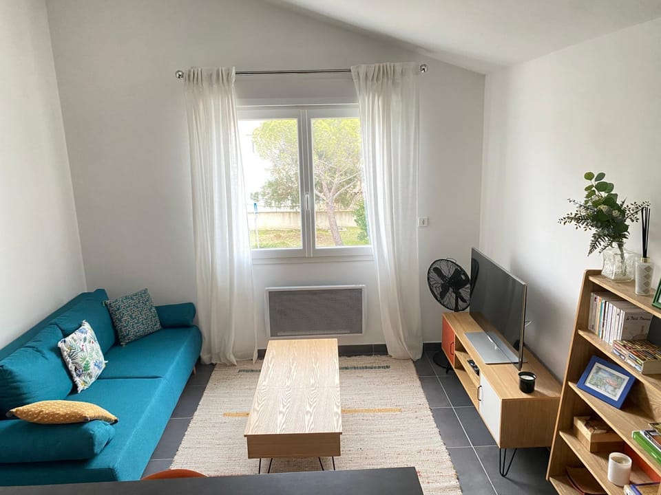 Communal lounge/ TV room, Library, TV and multimedia, Living room, hair dresser