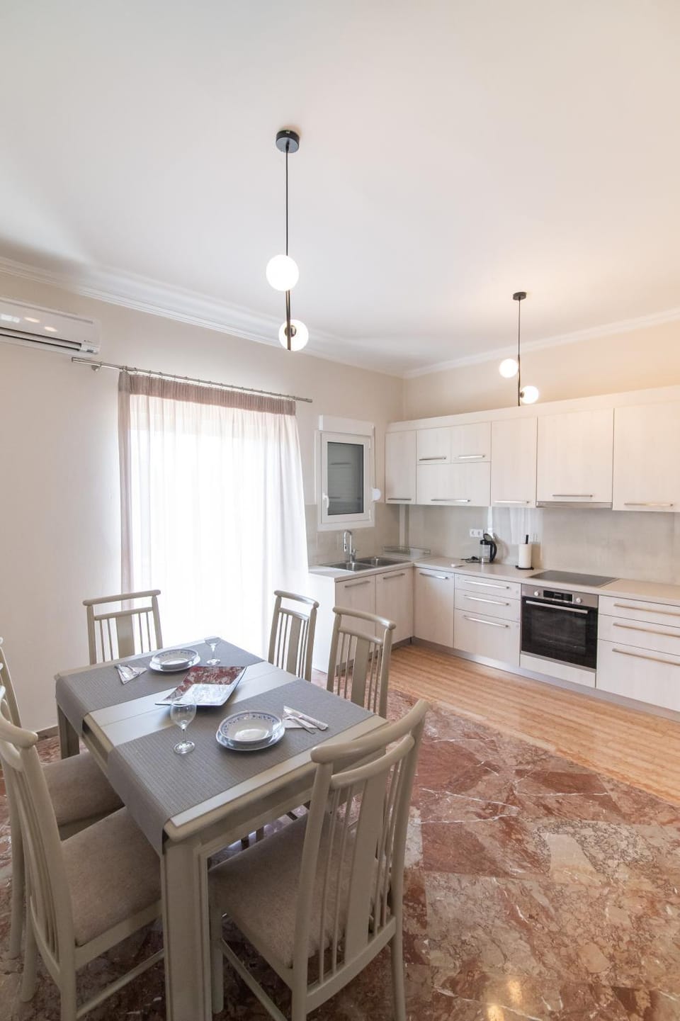Kitchen or kitchenette, Dining area