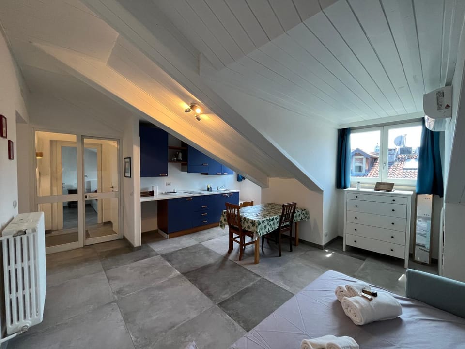 Bed, Kitchen or kitchenette, Living room