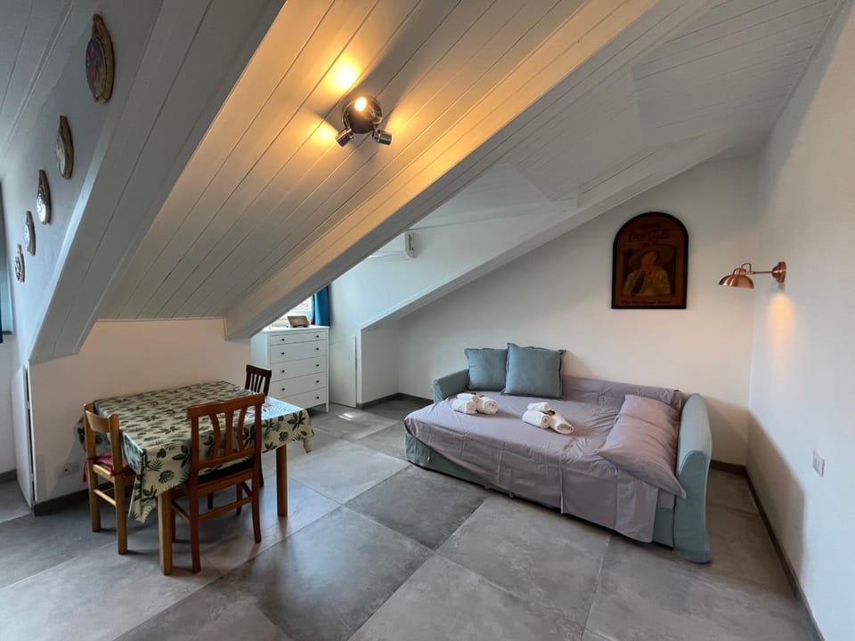 Bed, Living room, Photo of the whole room, Dining area, Bedroom