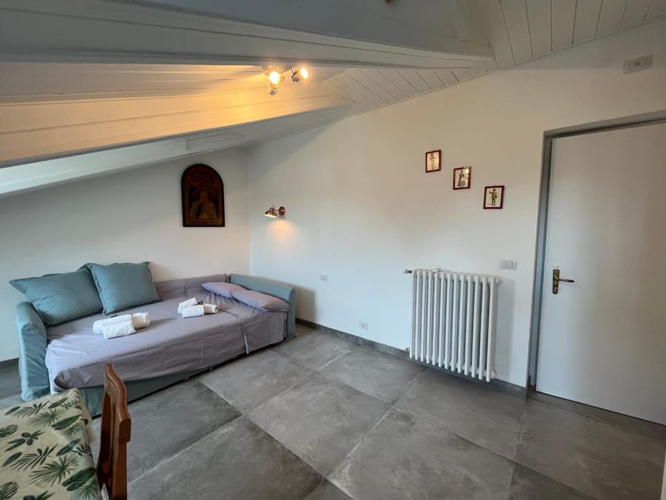 Bed, Living room, Photo of the whole room, Seating area, Bedroom, internet