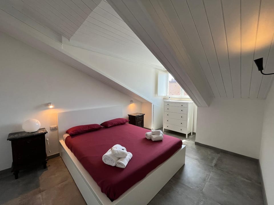 Bed, Bedroom, towels