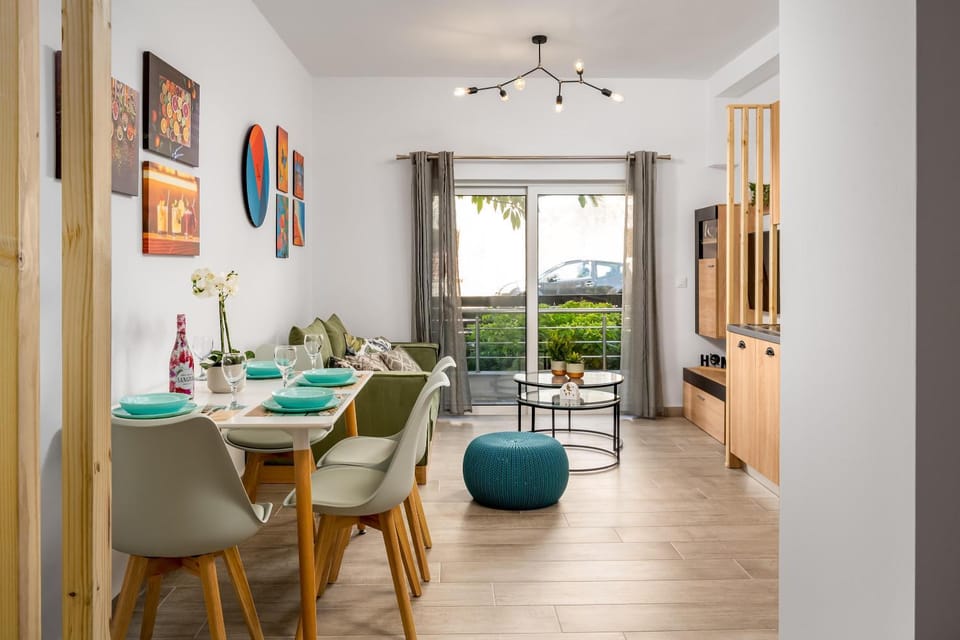 Seating area, Dining area