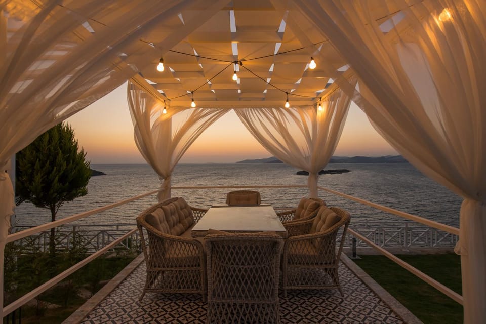 Patio, Natural landscape, View (from property/room), Balcony/Terrace, Seating area, Dining area, Sea view