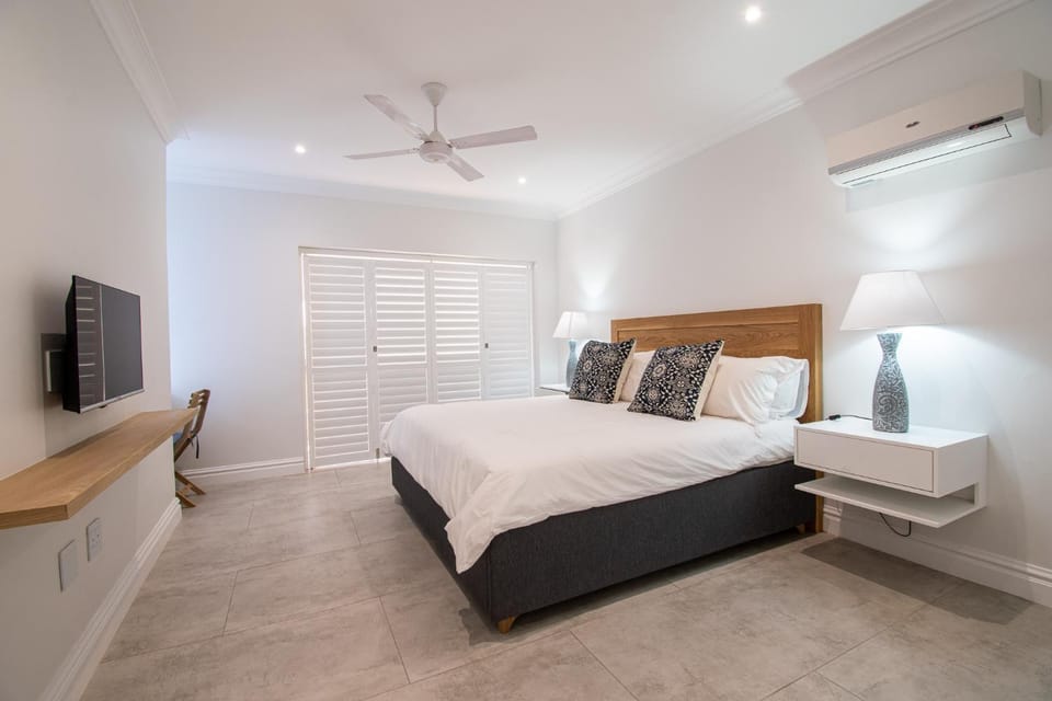 Bed, TV and multimedia, Photo of the whole room, Bedroom, fireplace, hair dresser