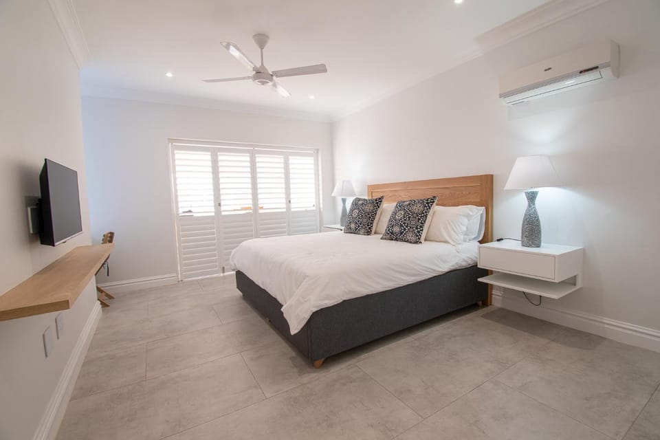 Bed, Photo of the whole room, Bedroom, fireplace